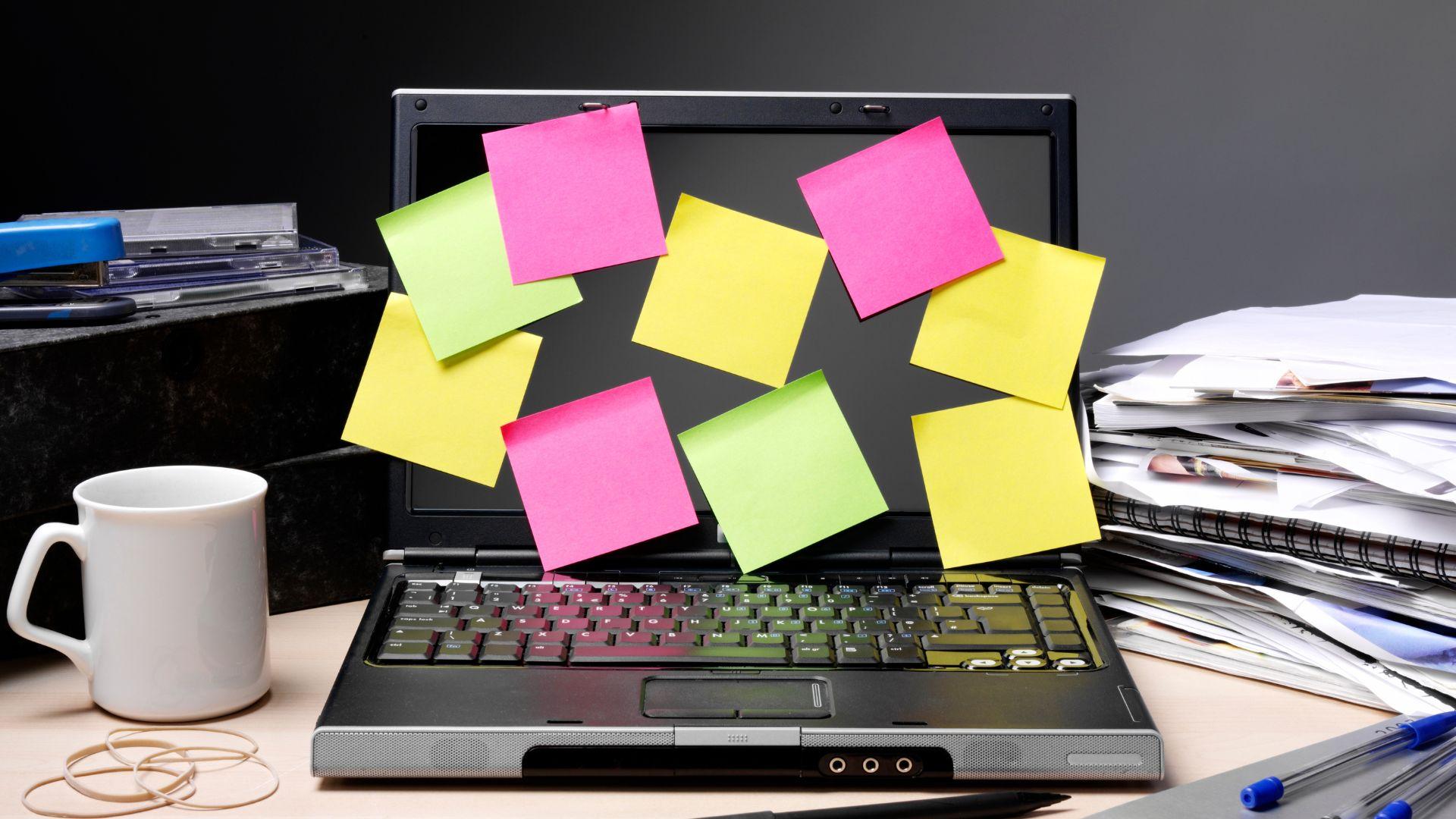 post it notes on a laptop to brainstorm blog topics for a niche